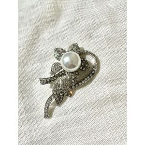 ￼ Cubic zirconia flower with faux Pearl brooch